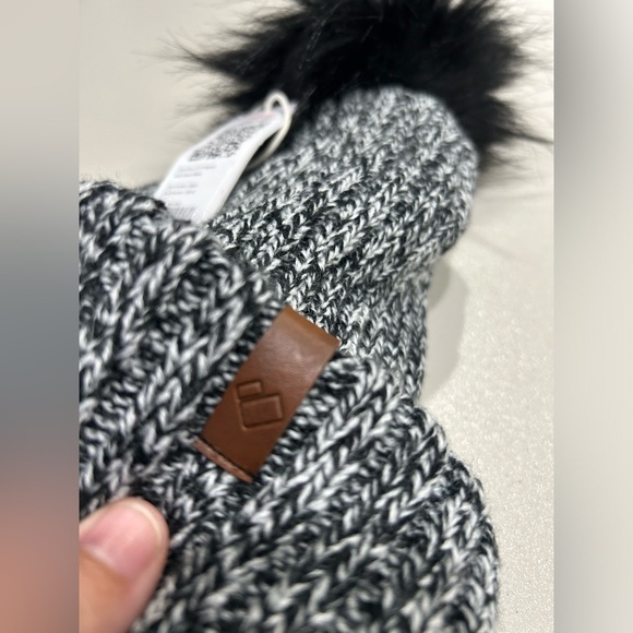 Obermeyer Women's Fir FF Beanie Black White Hat Pom Pom NWT - Picture 3 of 7